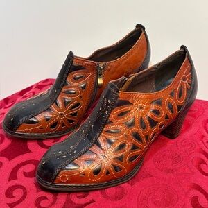 L'Artiste by Spring Step Arabella ankle booties in a floral leather design.  EUC